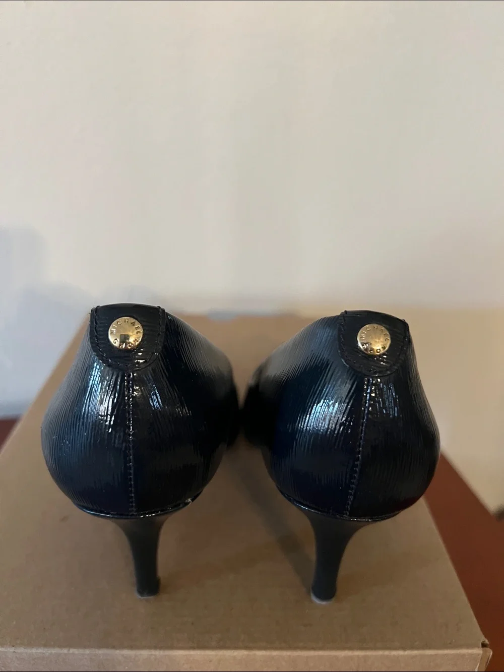Michael Kors Navy textured real leather pumps. Size 6